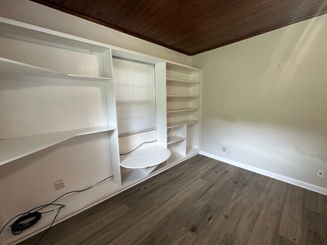 Foto del edificio - NICE TMH Area 1/1 w/ Hard Floors, Washer/D...
