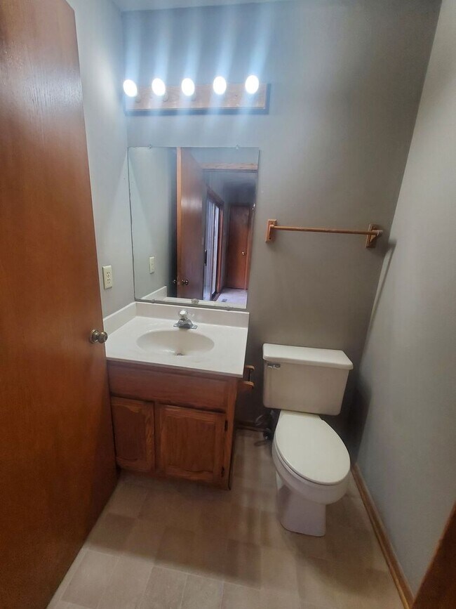 Foto del edificio - 6111-6113 80th Pl. (Duplex)