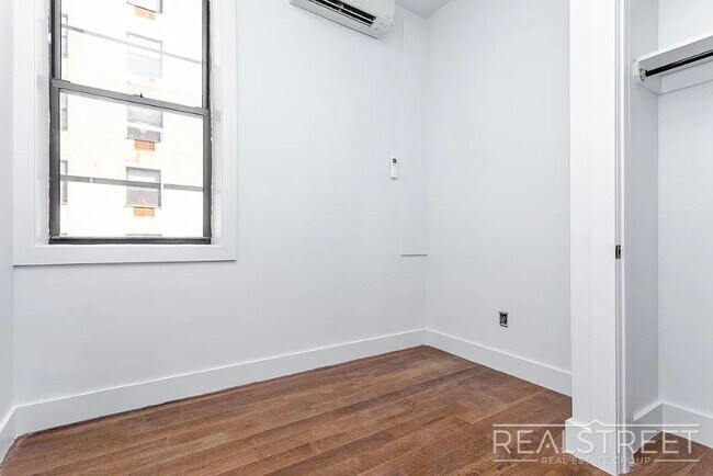 Foto del edificio - Spacious 3-Bedroom Apartment with Modern Finishes in Prime Bushwick