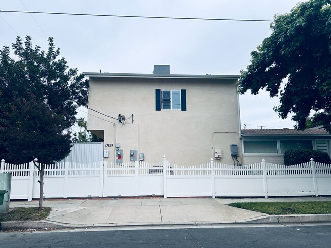 Building Photo - 13859 Valerio St