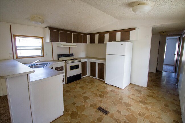 Building Photo - 11 Thrasher Ln W