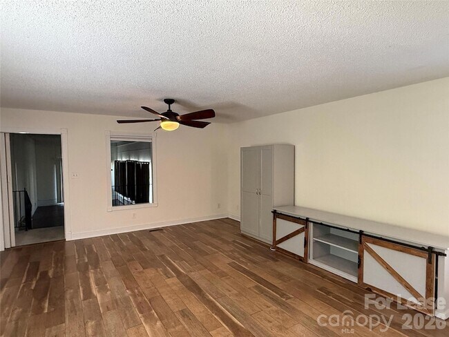 Foto del edificio - 330 Ferrell Ave