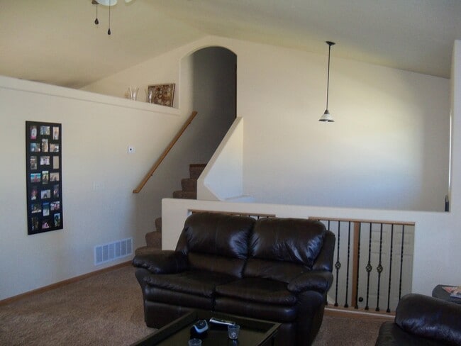 Building Photo - 4 BEDROOM | 3 BATH | TRI-LEVEL HOUSE | RAP...