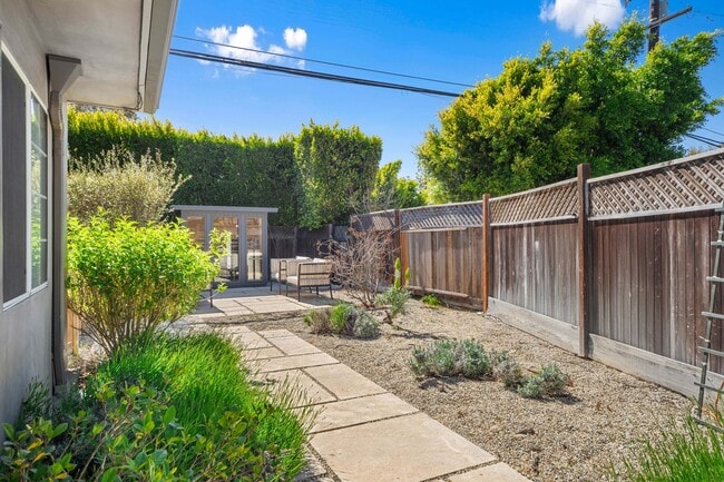 Building Photo - 7038 Dume Dr