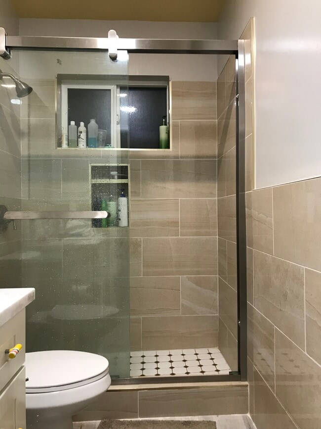 Shower standing - 1579 Florida Ave