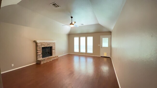 Foto del edificio - Welcome to this charming 3-bedroom, 2-bath...