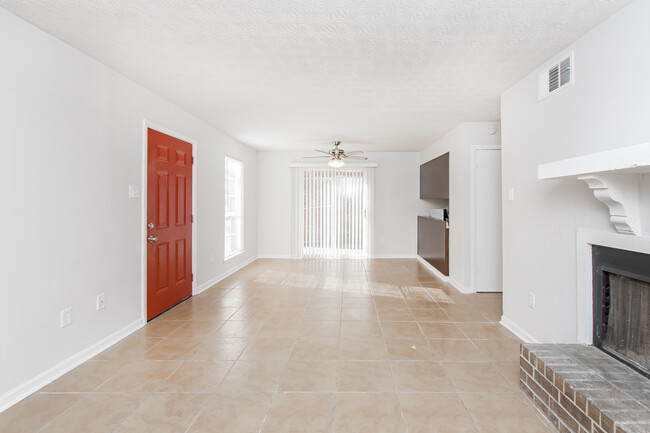 Living/dining room - 8457 Governor Dr