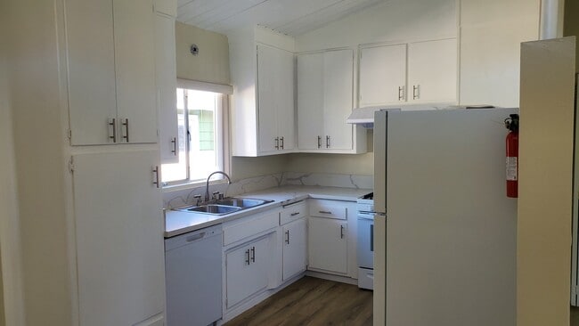 Building Photo - 204 E Broadway