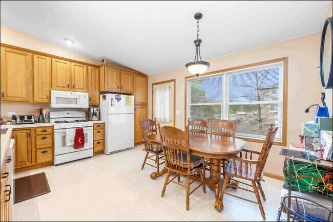 Building Photo - 723 Hedge Dr