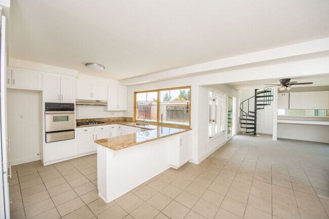 Foto del edificio - COSTA MESA: 3 Bedroom Single Story Home with a Pool