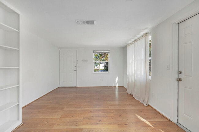 Foto del edificio - 617 Lyndhurst St