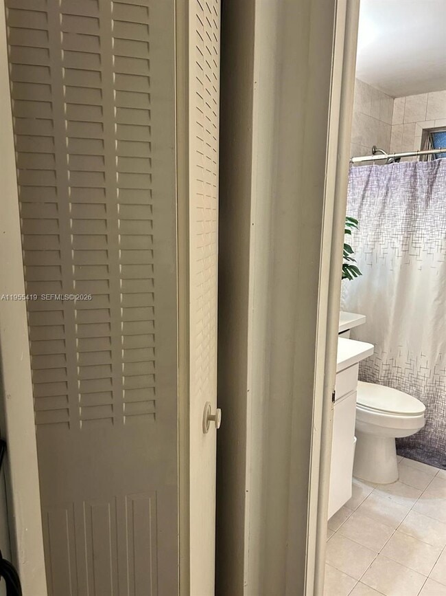 Building Photo - 1560 W 46th St