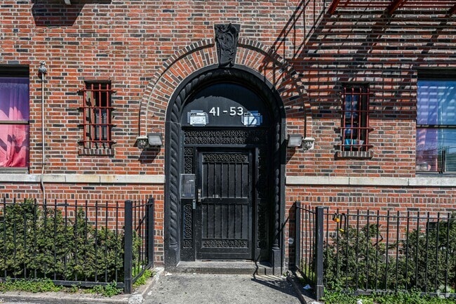 Entrance - 41-53 Hampton St