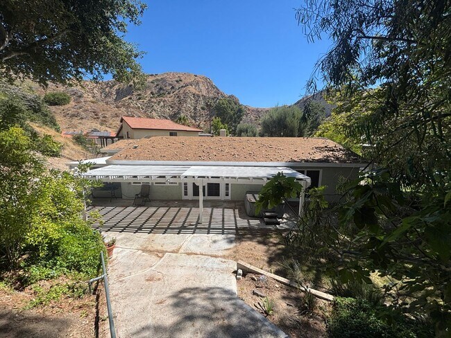 Foto del edificio - 3 Bedroom Single Story Home for Rent in Newhall.