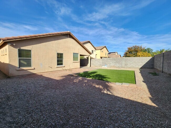Foto del edificio - 44049 W Neely Dr