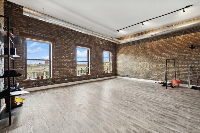 Building Photo - 1572 N Milwaukee Ave