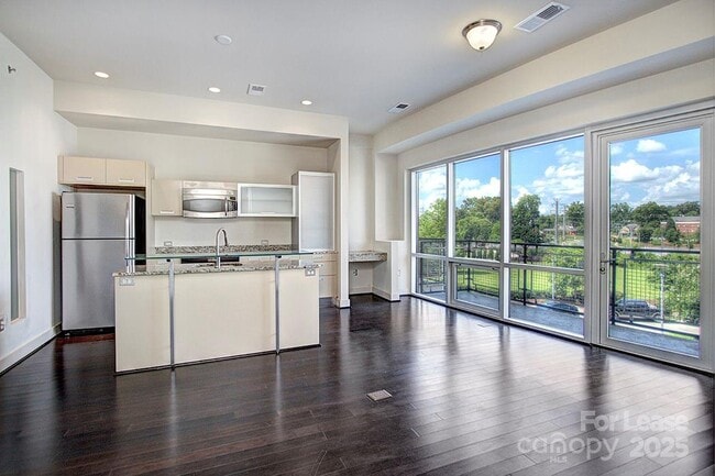 Building Photo - 1133 Metropolitan Ave