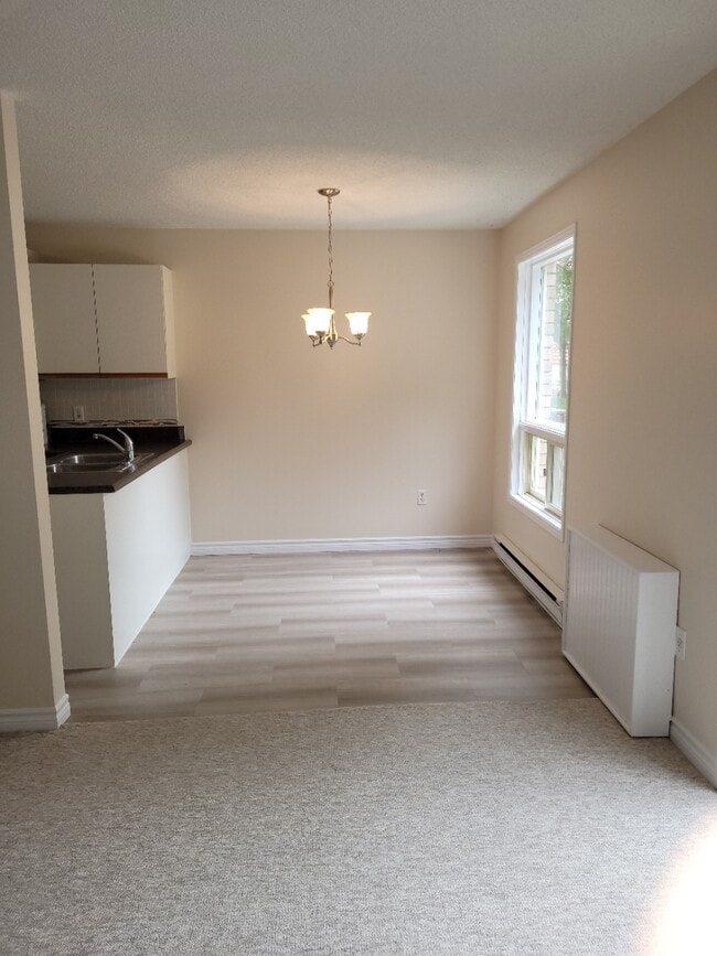 Building Photo - 176 Fergus St N