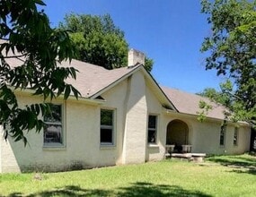 Building Photo - 1050 W Dallas Ave