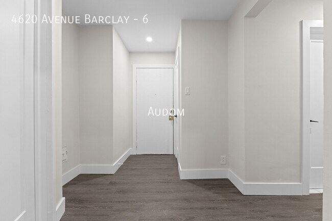 Building Photo - 4620 Av. Barclay