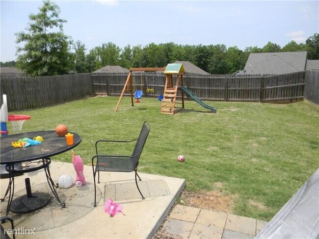 Foto del edificio - 4 br, 2 bath Townhome - 743 Hunter Ct