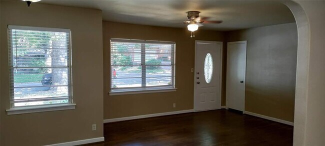 Building Photo - 1607 Briarwood Blvd