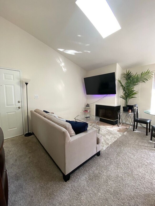 Building Photo - Welcome to your new home in Virginia Beach...