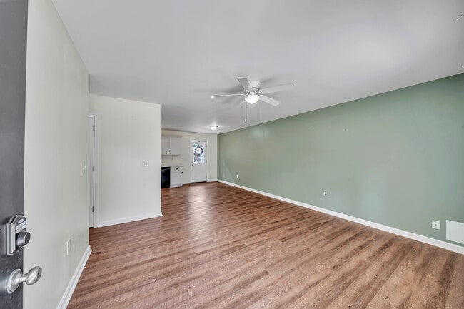 Building Photo - 160 Oak Dr