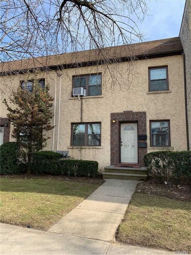 Foto principal - 257-06 Hillside Avenue