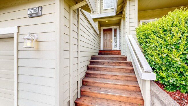 Foto del edificio - Desirable Skyhawk 3 bedroom Tri-Level Single Family