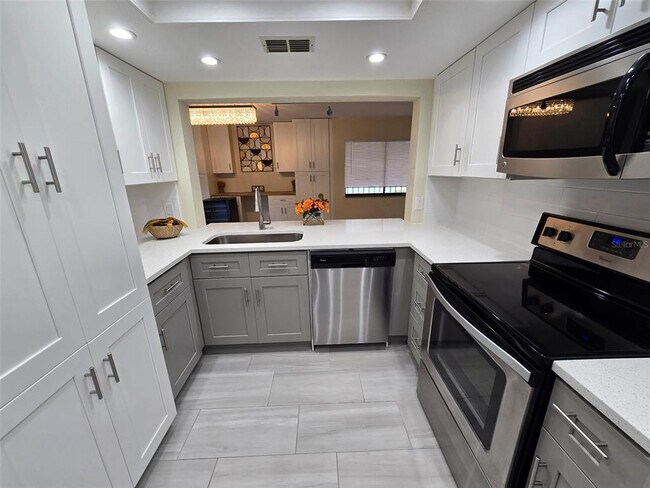 Foto del edificio - 2718 Orchid Oaks Dr