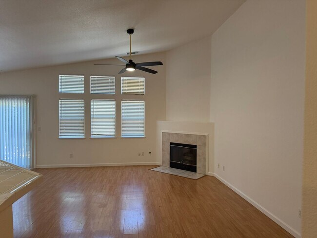 Foto del edificio - 4 Bedroom, 2 1/2 Bathroom Single Family Home In Antioch with Three Car Garage