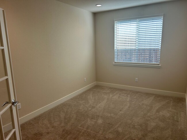 Building Photo - Spacious Single Story 4 Bed 3.5 Bath Home ...