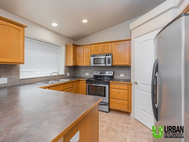 Foto del edificio - Modern 3-Bedroom Home with 3-Car Garage & A/C – Minutes to Downtown Spokane