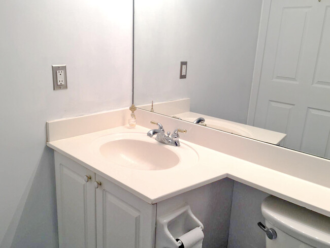 Bathroom - 909 Bay St