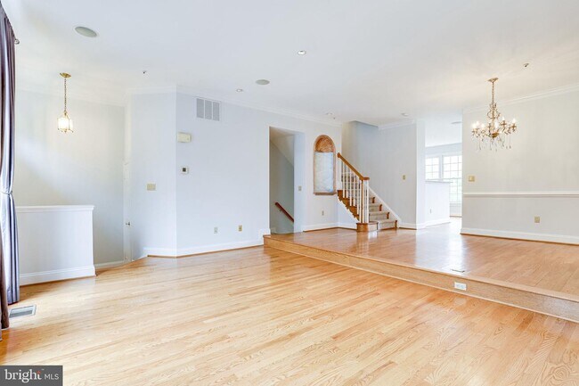 Building Photo - 1527 N Colonial Ct