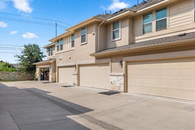 Foto del edificio - 13800 Lyndhurst St