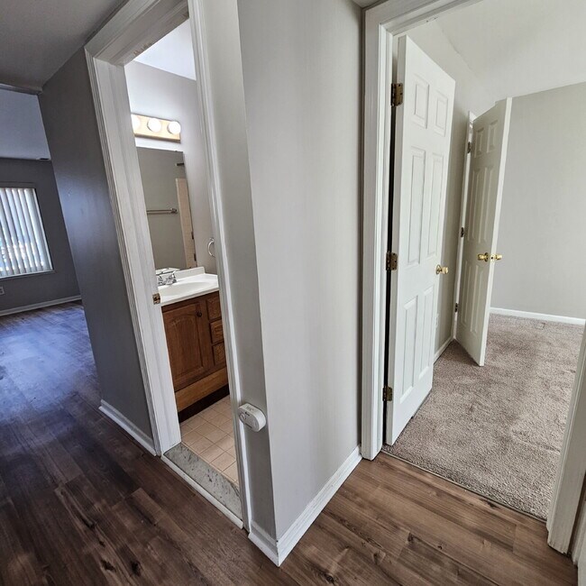 Foto del edificio - 2-Bedroom, 1 Bathroom Condo with New Laminate Flooring Throughout The Main Living Area, Kitchen w...