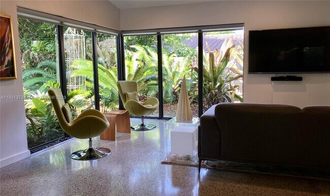 Foto del edificio - 118 NE 16th Pl