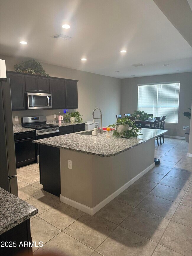 Foto del edificio - 37918 W Santa Monica Ave