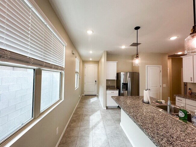 Foto del edificio - 40523 W Shaver Dr