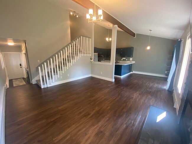 Building Photo - Beautiful Eagle River home in the Eagle-wo...