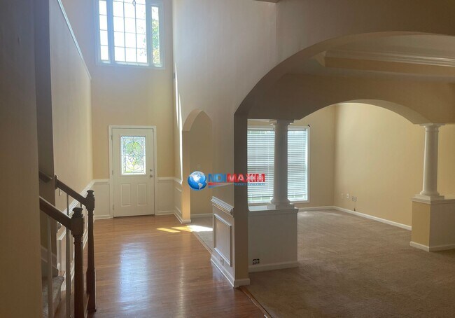 Foto del edificio - Coming Soon - Spacious 2-story house in th...