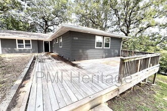 Building Photo - 1139 N Sunset Dr