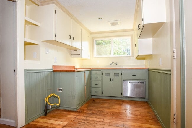 Building Photo - SHORT TERM Ballard Bungalow