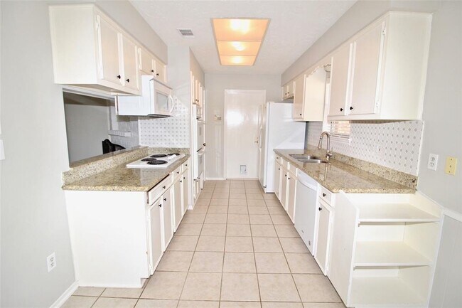 Foto del edificio - 13511 Brook Hollow Dr
