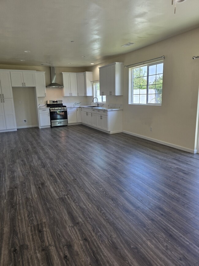 Building Photo - 1349 E Tyler Ave Ln