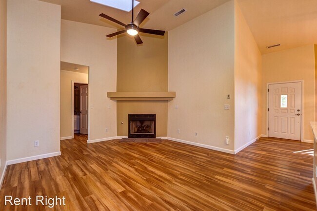 Foto del edificio - 2 br, 2 bath House - 1480 Loren Dr