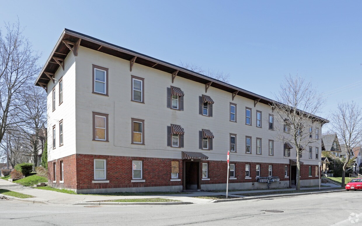 Primary Photo - 3303-3311 W Juneau Ave