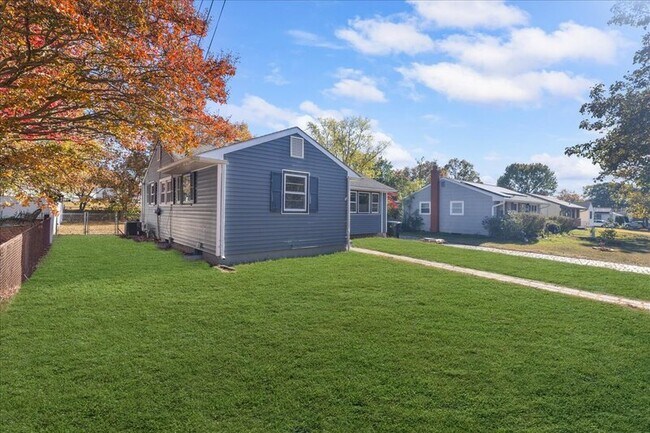 Foto del edificio - 128 E Military Dr